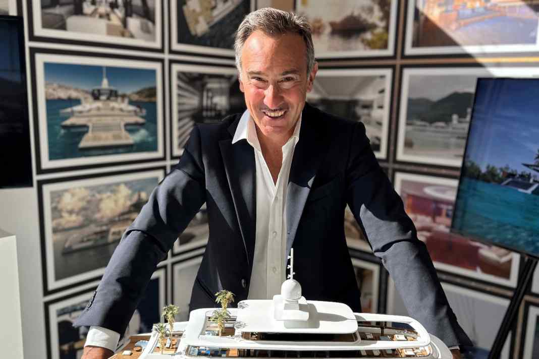 Stefano Pastrovich präsentiert die Kreuzfahrt-Yacht für Fans von Boutique-Hotels.