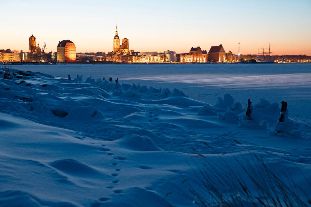 Strahlende Winterpracht:  Hafen und Altstadt von Stralsund  im Licht des frühen Abends,  gesehen von der Insel Dänholm
