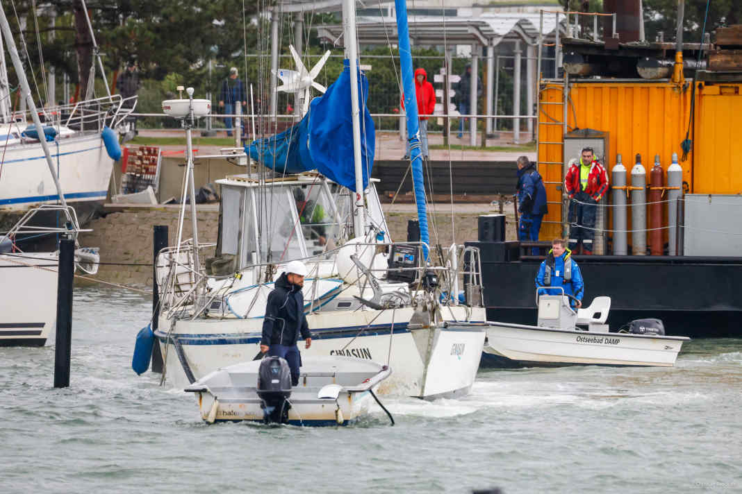 Damp: A yacht is towed to the crane