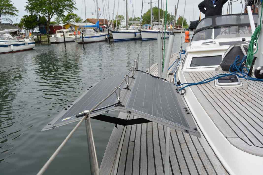 The panels in the RX series are attached to a strong fabric and can be hooked onto the railing wire.