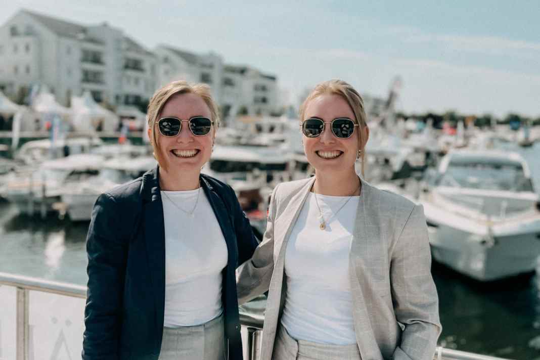 Die Magdeboot-Zwillinge: Mit Charme, übersprühender Begeisterung und Top-Service geben Projektleiterin Johanna Buhrke und Schwester Theresa der Boots- und Wassersportmesse in Magdeburg eine besondere Note. Das Foto stammt von der Boot & Fun inwater in Werder (Havel)