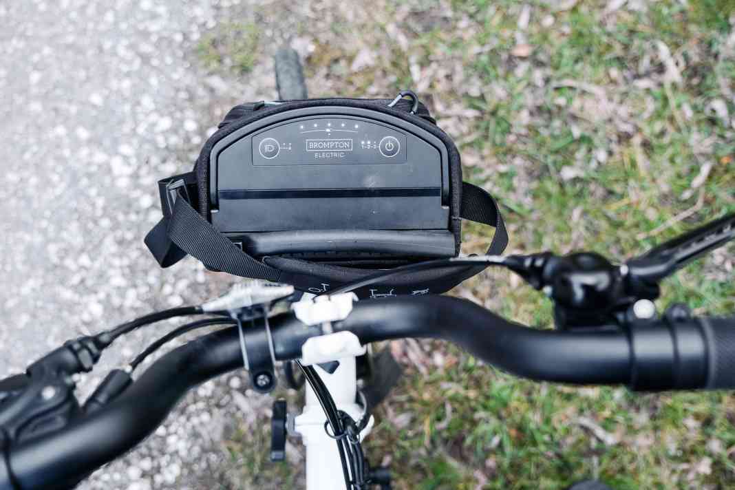 Addiert: Brompton hat den Antrieb nachgerüstet, ohne die Konstruktion zu verändern. Der Akku ist als praktische Tasche vorn am Rahmen angebracht