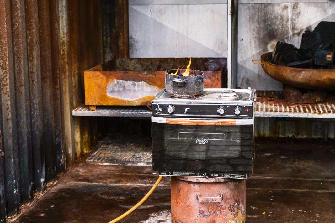 The clock is ticking: Time to act - If fat gets too hot, it ignites itself. However, the flames are still small at first, so switching off the hob is enough