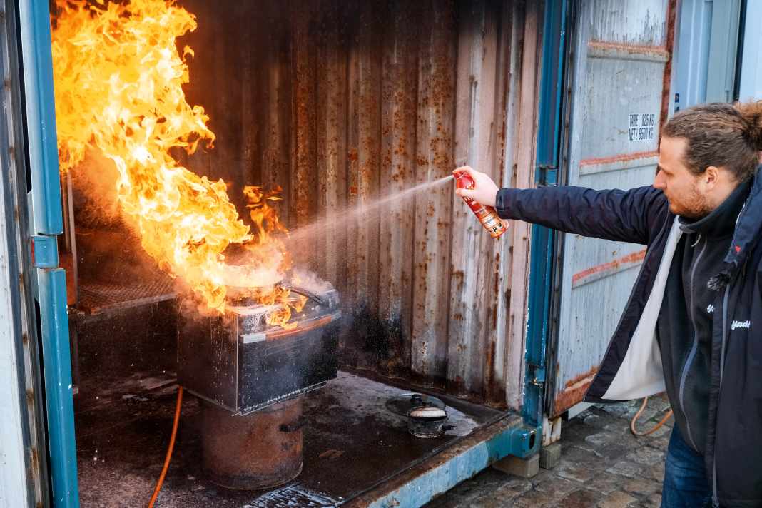 Die YACHT testet verschiedene Feuerlöschsprays, die bei der Brandbekämpfung an Bord vorteilhaft sein können