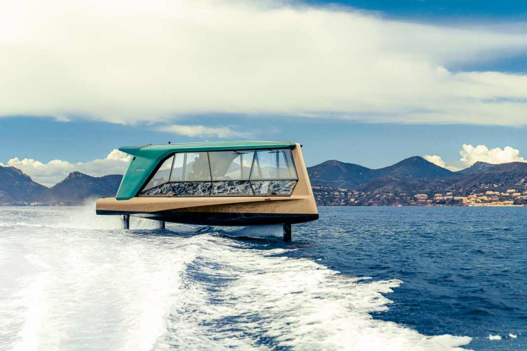 Glass house on wings: The 13.15 metre long "The Icon" in the bay of Cannes. The extraordinary exterior and interior were styled by BMW Designworks, while the hull lines and foils were designed by Frenchman Guillaume Verdier