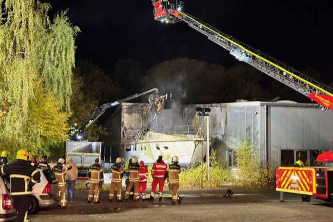A yacht parked next to a warehouse caught fire in Reinfeld