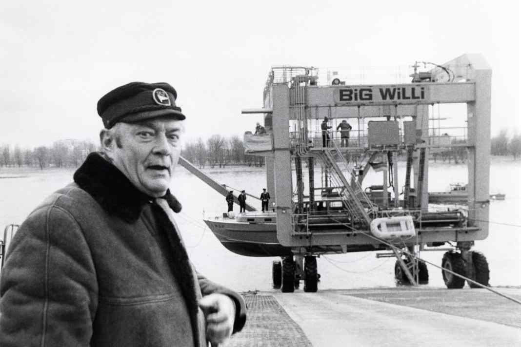 Der Schiffskran „Big Willi“ im Jahr 1980. Neben Motorbooten und -yachten hebt er auch...