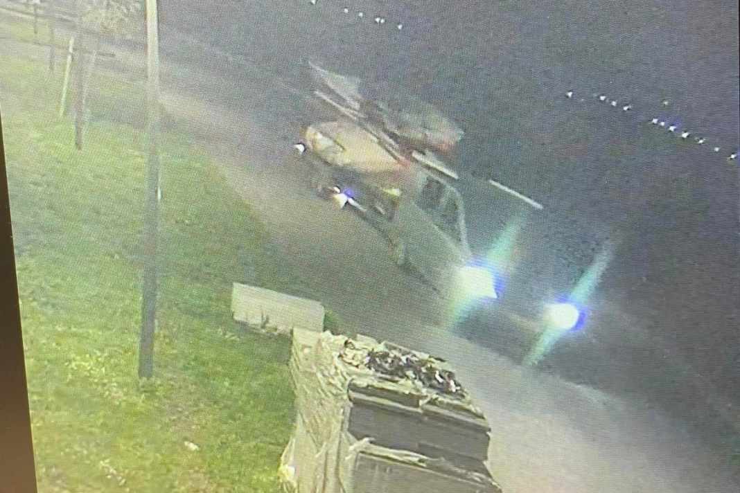 Von der Überwachungskamera erwischt: Mit  dem frisch gestohlenen Trailer des finnischen Segelnationalteams am Haken hat ein Transporter mit niederländischem Kennzeichen gerade die Marina Nieuwpoort an der belgischen Küste verlassen. Auf dem Anhänger befinden sich drei Boote und Equipment im Wert von zusammen 200.000 Euro