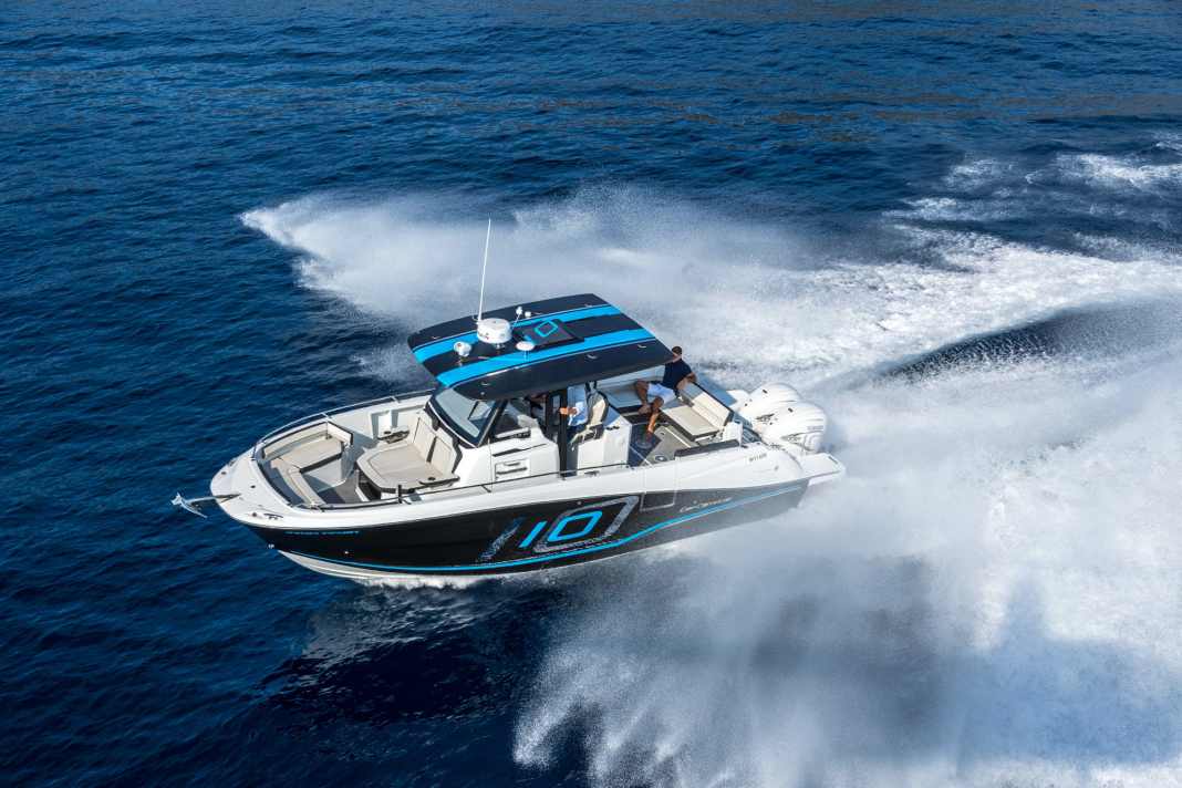 Jeanneau Cap Camarat 10.5 (length: 10.80 m, width: 3.25 m, displacement: 4,582 kg, tank capacity: 220 l, engine: 220-380 hp)