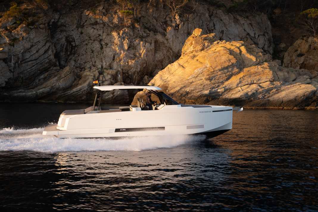 De Antonio D36 (length: 11.13 m, width: 3.40 m, weight (without engine): 5,300 kg, engine: 600-900 hp)