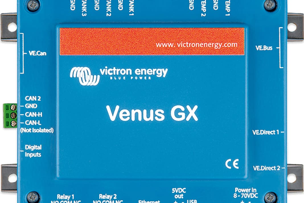 Die Kommunikationsschnittstelle des Victron-Bordsystems nach außen heißt Venus GX, hier laufen die Informationen aus dem VE-Bus zusammen. Die kommen zum Beispiel aus dem BMV, also dem Gerät, das den Stromverbrauch misst, oder aus einem Regler für Solarzellen. So lässt sich der Ertrag der Sonneneinstrahlung jederzeit nachvollziehen. Auch Ladegeräte und Umformer können überwacht werden. Sogar ein Generator lässt sich via Venus GX schalten. Das geht auch automatisch, etwa bei niedriger Spannung oder für einen monatlichen Testlauf. Über eine USB-GPS-Maus kann die Position des Schiffs gesendet werden. Das Venus erzeugt ein schwaches WLAN-Signal, was ausreichend ist, um an Bord auf das Gerät zuzugreifen. Extern geschieht das via Ethernet und 3G-/4G-/WLAN-Router