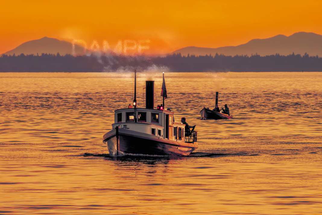 The small tugboat "Dodo" in front of the steam launch "Uno"