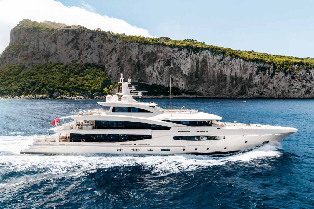 „Volpini 2“ vor Capri: Tim Heywood lehnte das geschwungene Exterior der ersten 188 an einen Schwan an, der sein Gefieder sträubt
