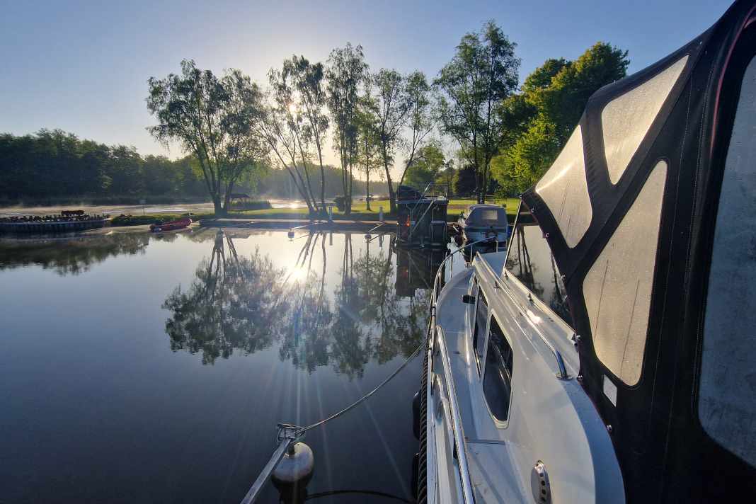 Wo der Schilfrohrsänger sein Revier besingt: Morgenidyll am Wasserwanderrastplatz Stolpe.