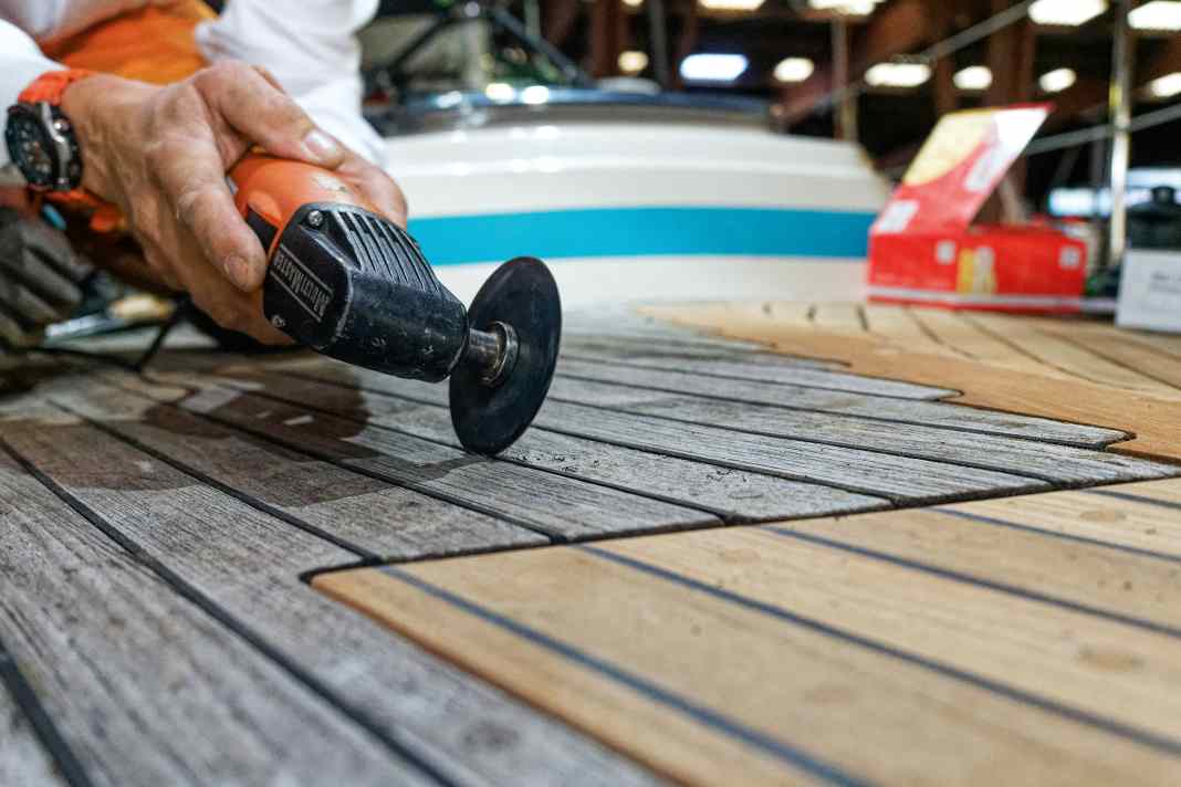 Use the Multimaster to saw along the edges of the joints. Also cut through the underlying wood down to the GRP. Hold the saw blade at an angle to create a slightly V-shaped cut