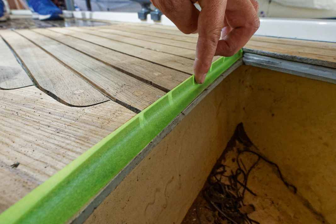 Nach dem Schleifen wird das Deck mit einem Industrie­sauger gereinigt. Anschließend alle offenen Kanten,  wie hier am Anker­kasten, sorgfältig abkleben. Die Epoxid- paste würde sonst aus den offenen Fugen laufen