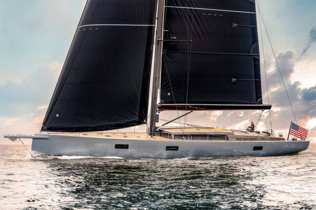 Läuft: Die Tripp 90 hat sich Komplexitäts­reduktion auf die Fahnen geschrieben. Wenige Hände segeln den fast 30 Meter langen Karbonbau aus Greifswald.