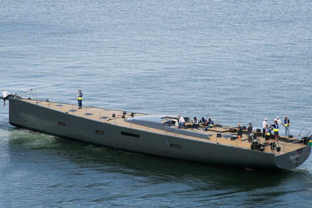 Der „Nyumba GT“-Eigner orderte seine SW96 in GT-Ausführung. Dafür entwickelte Nauta Design einen kürzeren Aufbau ohne seitliche Fenster und mit größerem Cockpit