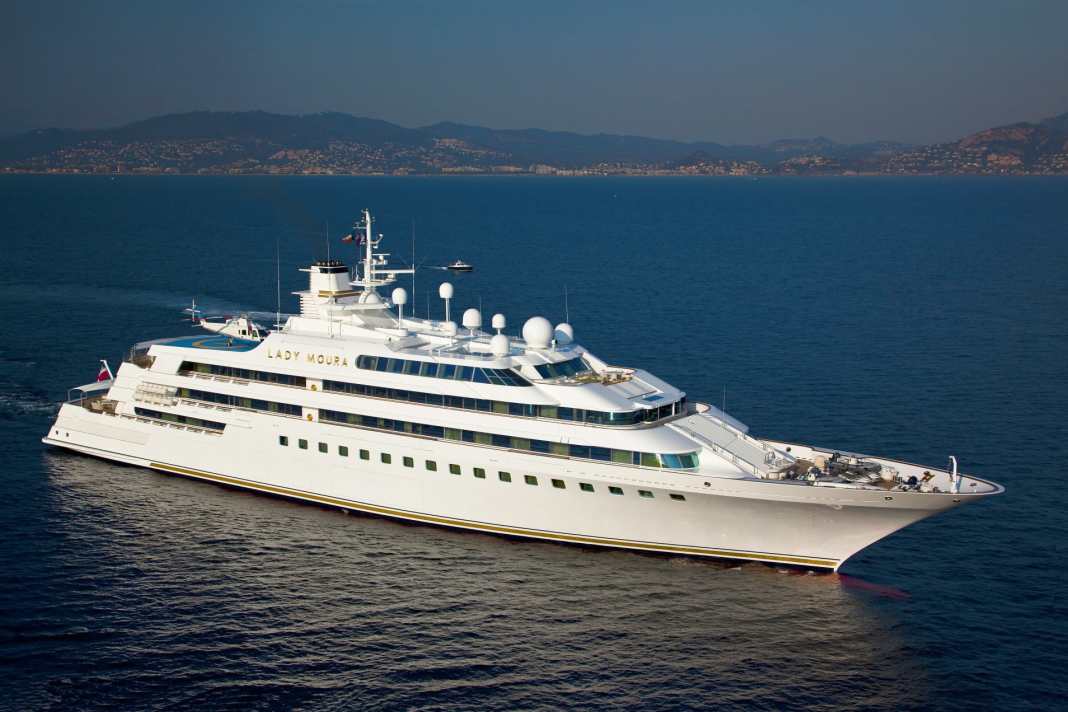 The crew of the "Lady Moura" gave numerous warning signals