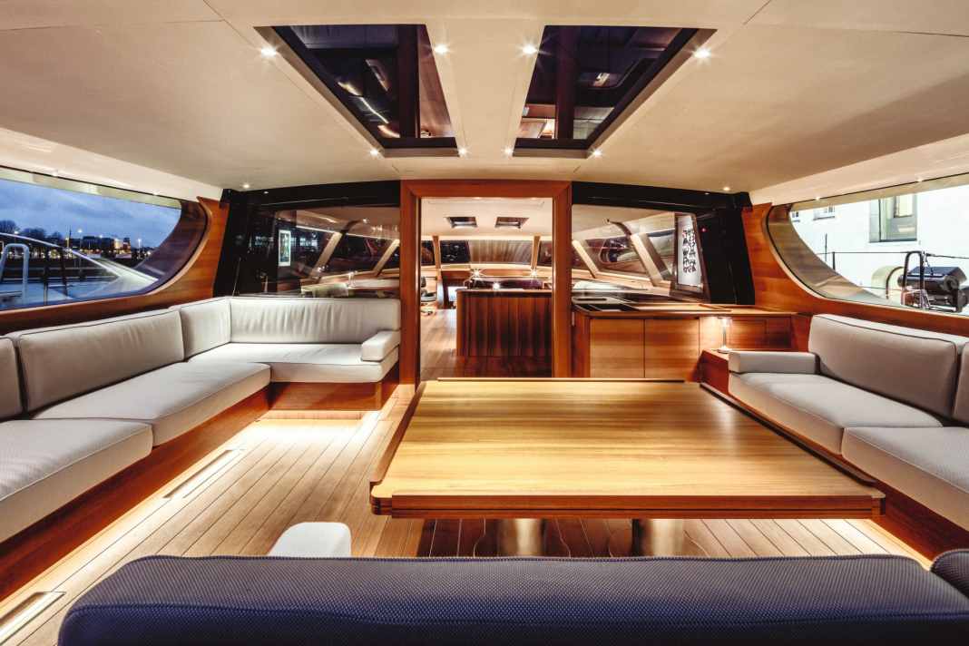 Additional space: when the side windows are raised, the cockpit looks like an extension of the saloon.