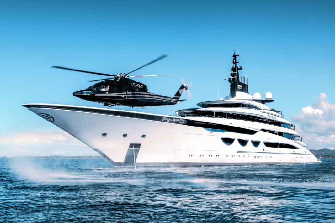 „AHPO“: Die 115-Meter-Lürssen, der wir ab Seite 66 ein großes Yachtporträt widmen, dürfte im Port Hercule auch ohne landenden Helikopter alle Blicke auf sich ziehen. Das markante Nuvolari-Lenard-Design zählt zu den exklusivsten Charteryachten der Welt und bietet Gästen jeglichen Komfort.