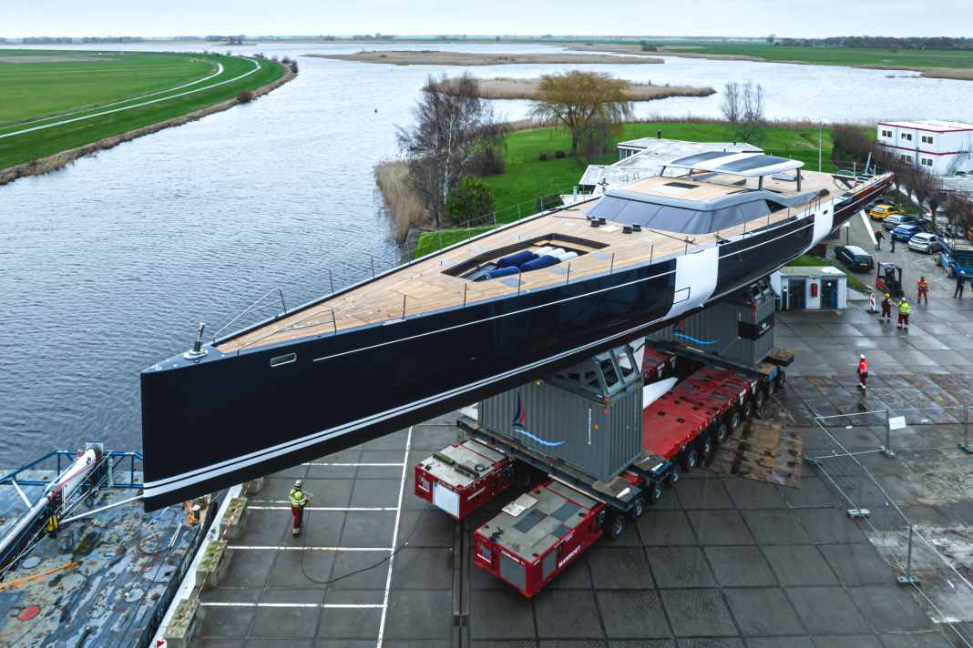 „Nilaya“: Nach gut zweijähriger Bauphase rollte Royal Huisman den 46,80 Meter langen Alu-Carbon-Bau aus der großen Halle in Vollenhove. Der Eigner verzichtete erneut auf einen Bugspriet | t
