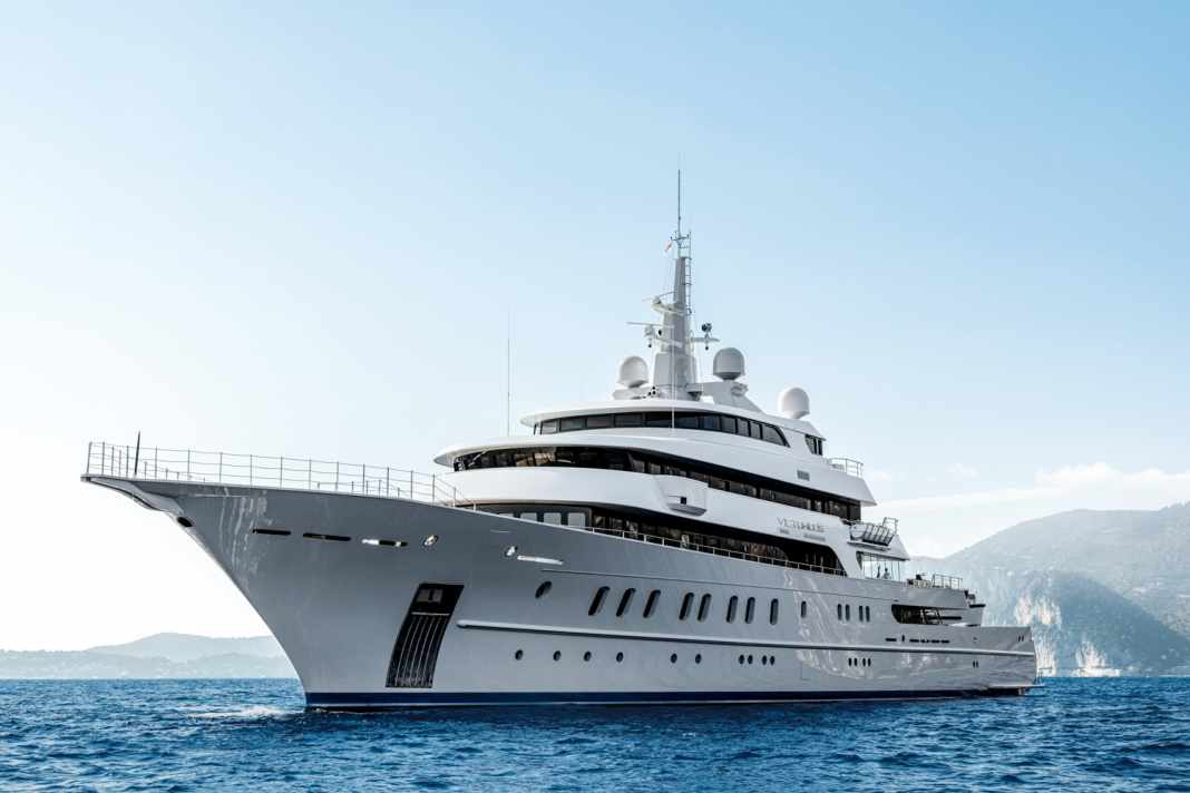 Schönes Schwergewicht: Auch die Aufbauten des 2164 Tonnen verdrängenden Fünfdeckers  bestehen aus Stahl, mit Ausnahme des von  Akyacht hinzugefügten Topdecks.