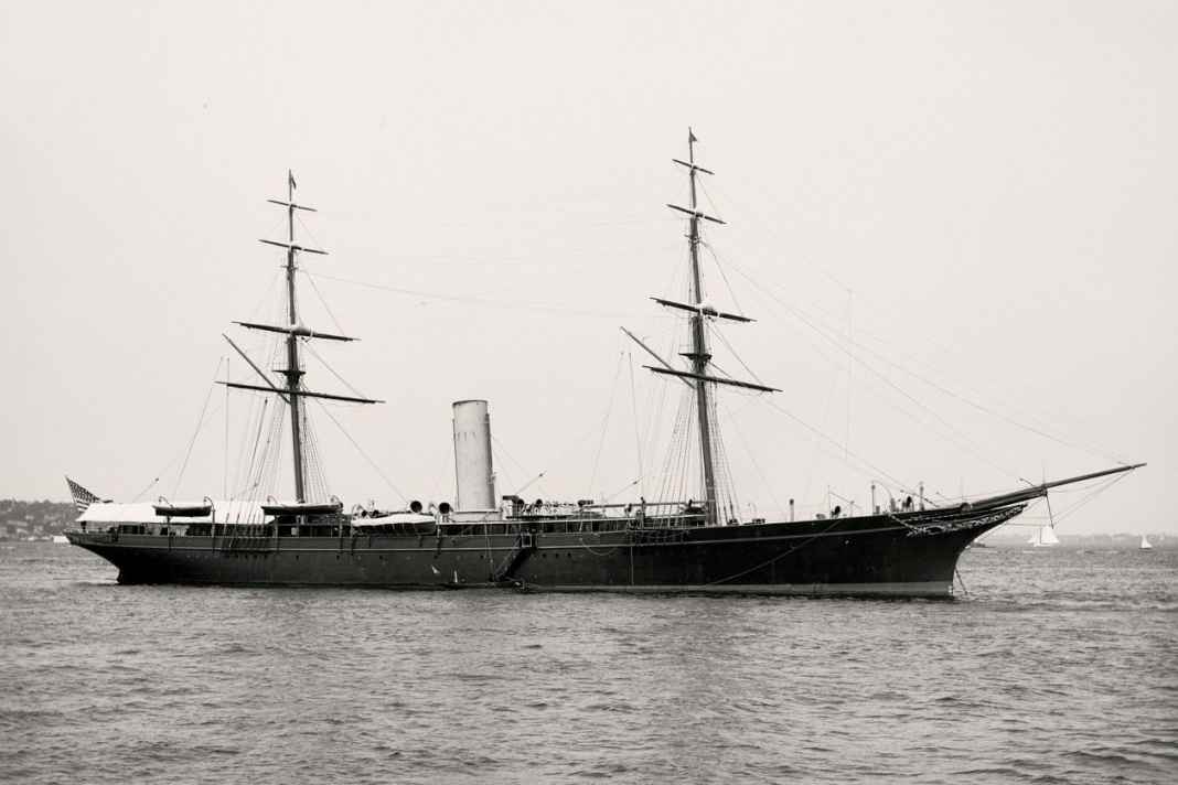1893 fuhren Dampfyachten noch Rigg: Als Brigg mit Doppelschraubenantrieb galt die 100-Meter-„Valiant“ lange als die luxuriöseste Yacht der USA.