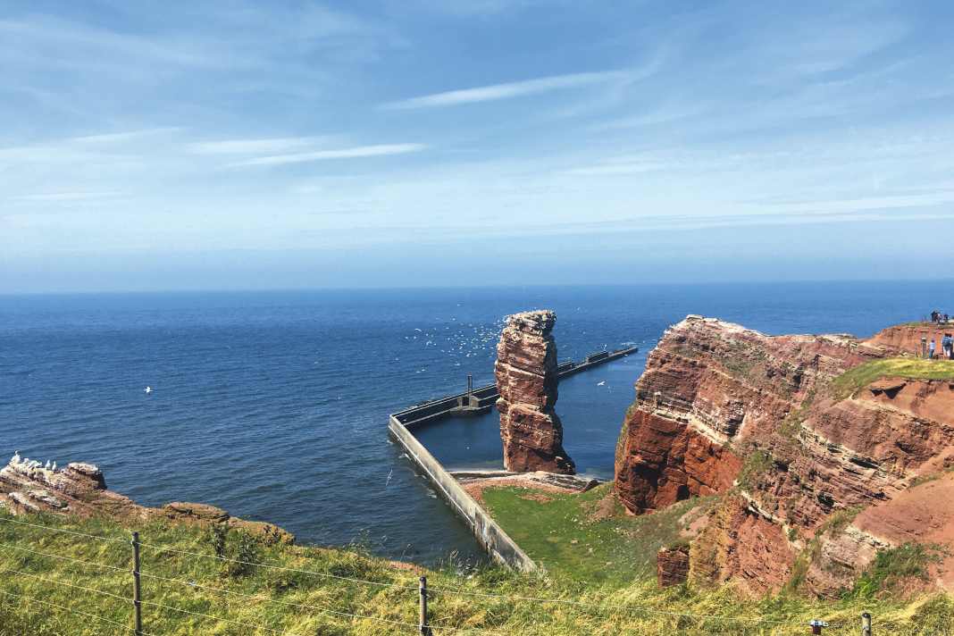 Berühmtes Wahrzeichen: die Lange Anna, eine hoch aufragende Fels­nadel am Nordwestzipfel Helgolands