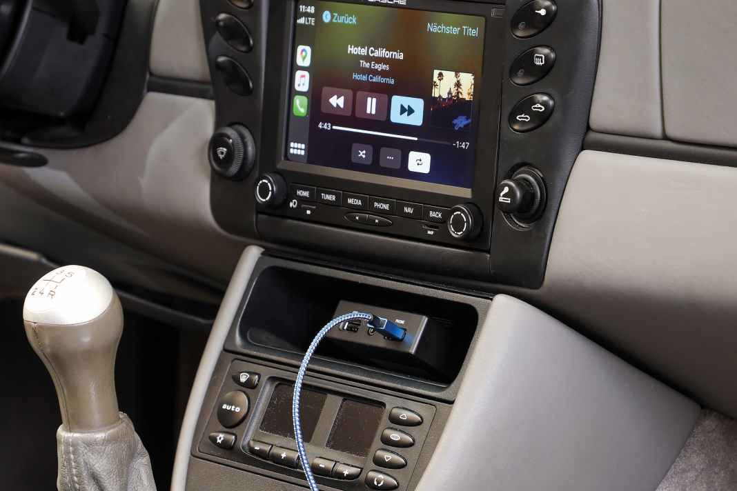 Optisch perfekt eingebunden: Das PCCM Plus passt sich harmonisch in das Interieur der Baureihen 986 und 996 ein. Hier haben wir es in einen Porsche Boxster von 2001 integriert.