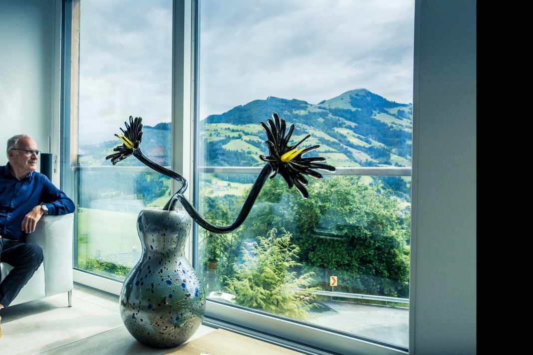 Den Blick vorausgewandt: Dr. Ulrich Bez hat die Zukunft gestaltet – und von allen der von ihm entwickelten Fahrzeuge ein Exemplar in der Garage stehen.