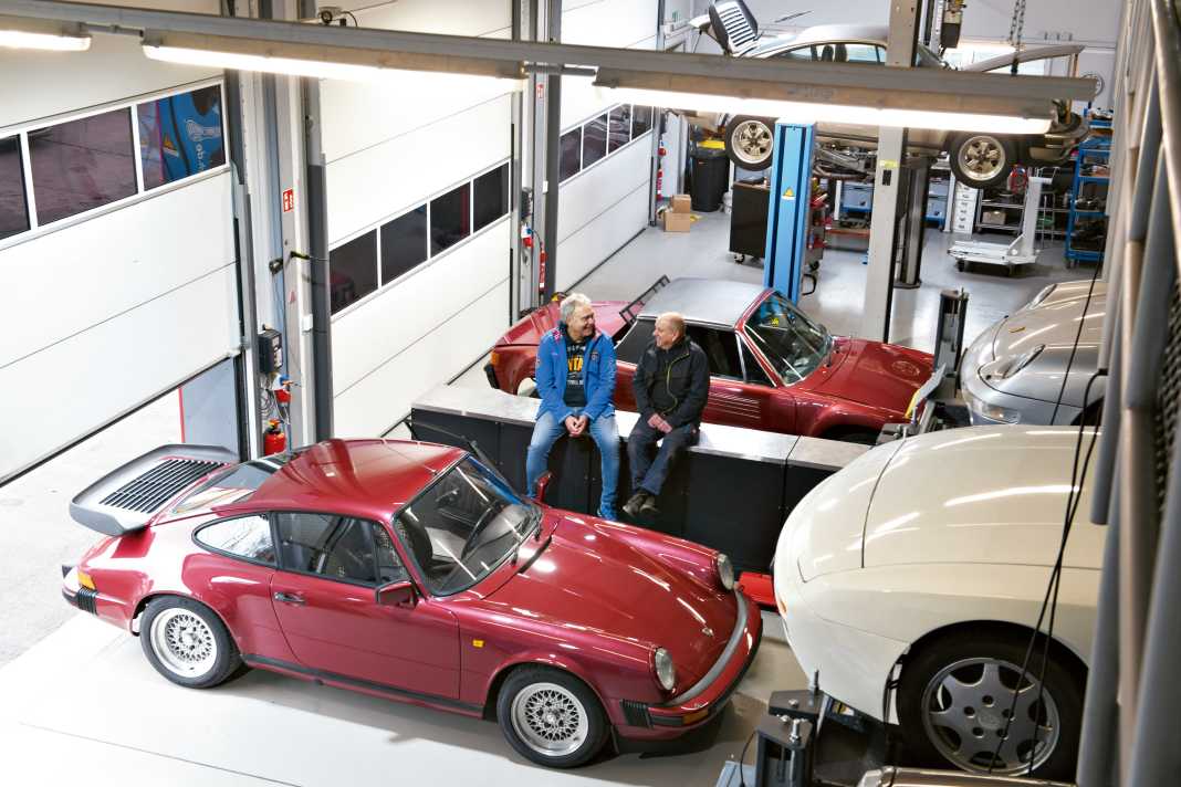 Seit einem halben Jahrhundert Freunde: Wolfgang Zanker (l.) und Dieter Schweitzer. Stets dabei: der Porsche 911 SC