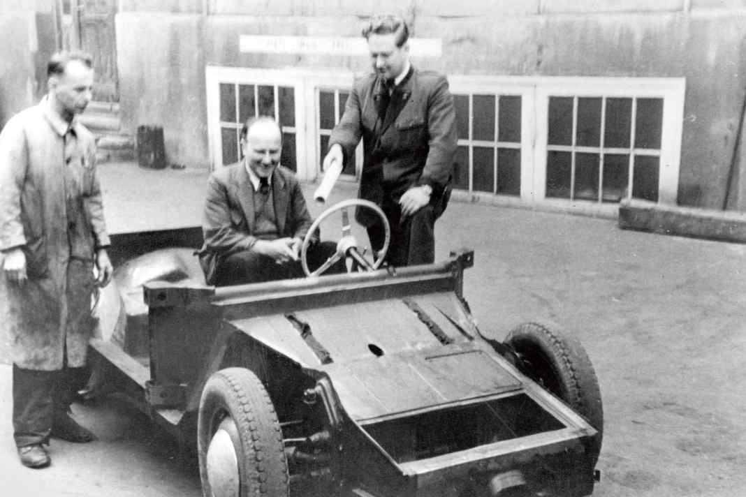 Premiere: Sitzprobe im Hof der Firma Reutter in der Stuttgarter Augustenstraße, Frühjahr 1950. Das noch in großen Teilen handgefertigte Fahrgestell war vermutlich für den ersten in Stuttgart gebauten 356 („Windhund“) bestimmt