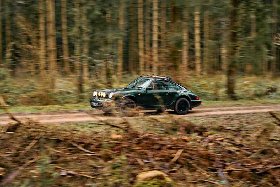 Hochgesetzte Karosserie, spezielles Fahrwerk: Waldwege sind auch bei höherem Tempo kein Thema.