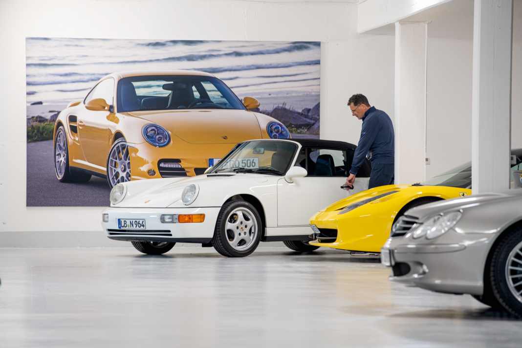 Hans-Gerd Bode kann jederzeit zwischen Mercedes, Ferrari und Porsche wählen. Seine aktuell liebste Wahl: das 911 Cabrio, Jahrgang 1993.