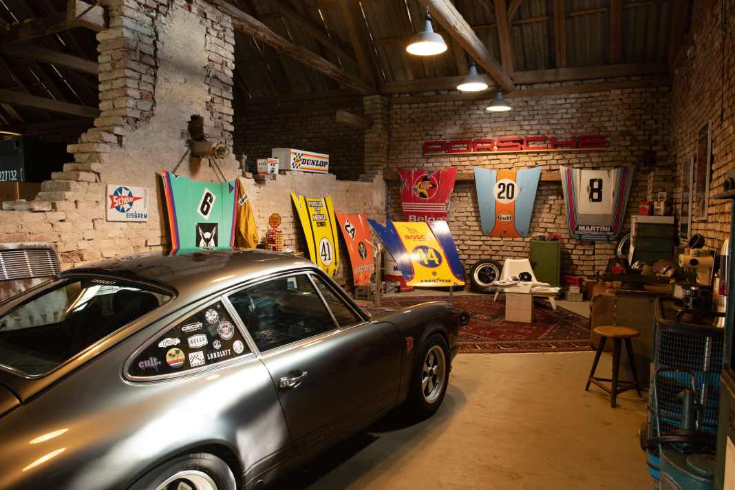 Werkstätte: Marc Clormann nennt diesen Raum in einer alten Scheune liebevoll sein Garagenatelier mit Lounge. Dort stellt er seine bemalten Hauben aus, dort lässt er sie auf sich wirken.