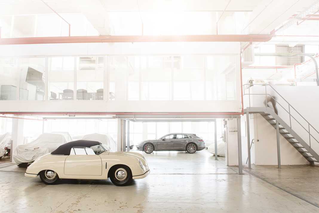 40-PS-Cabrioletchen trifft den Bullen von Zuffenhausen. Auf den ersten Blick scheinen nach 70 Jahren Porsche-Evolution nicht viele Gemeinsamkeiten geblieben zu sein.