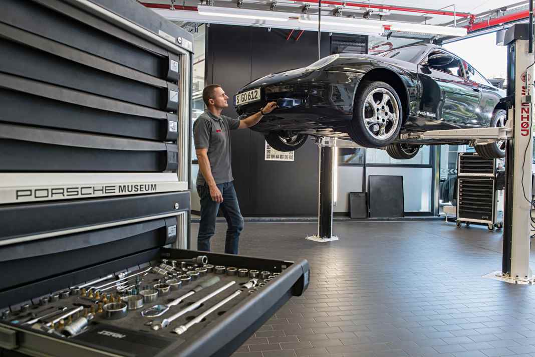 Sachkundiger Blick:  GTÜ-Oldtimer-Experte Richard Stoll nimmt die Lufteinlässe des 996 ins Visier – die Klima-Kondensatoren werden von Steinschlag gefährdet.