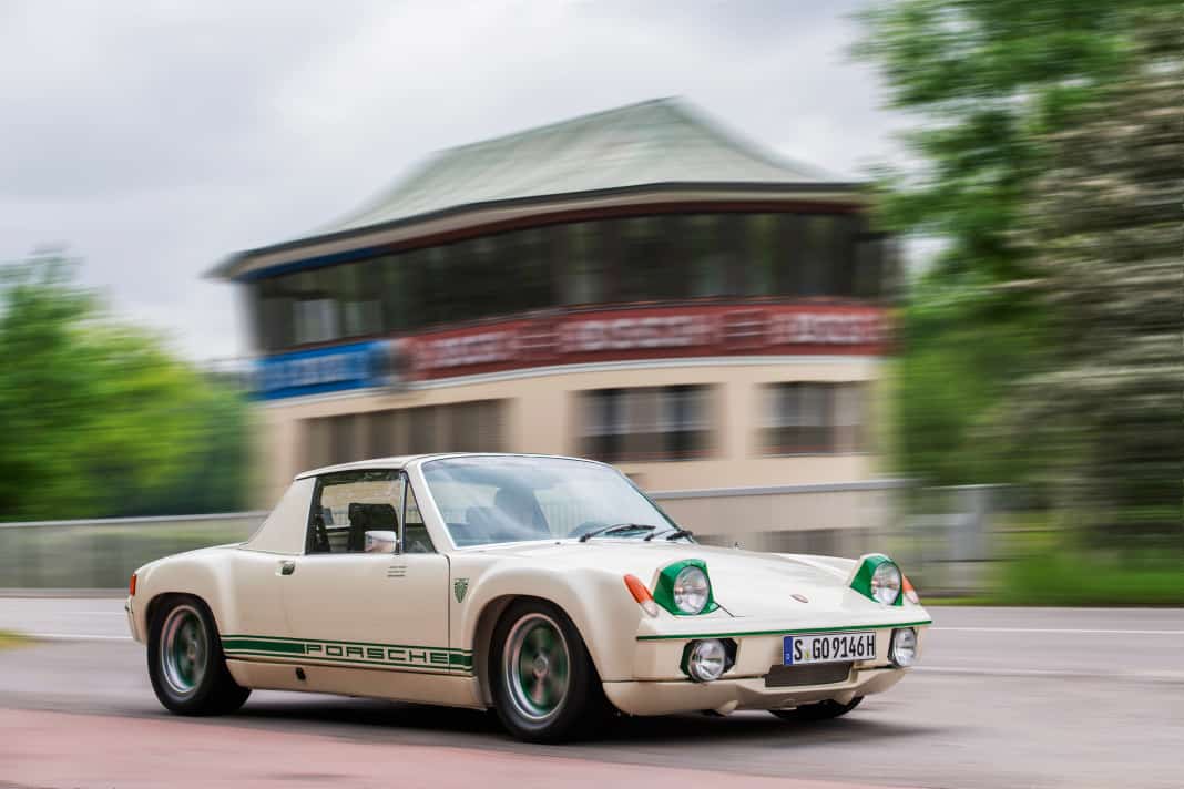 Comeback: Günter Steckkönig im 914/6 schließt Kreise am Start-und-Ziel-Turm der Solitude-Rennstrecke.