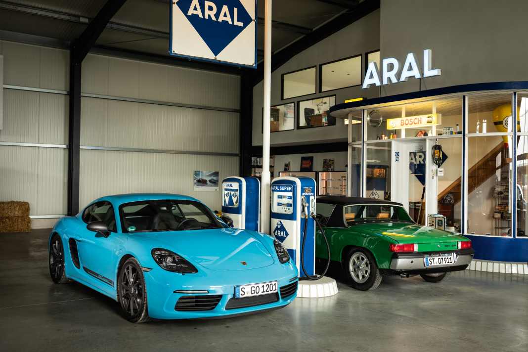 Alles super? An einer nachempfundenen Aral-Tankstelle treffen sich der bullige  718 T und der filigrane 914/4.