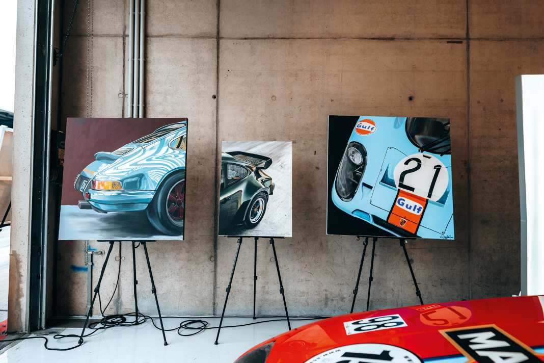 Mobile Kunst: Romana Hirschvogl stellt ihre Bilder auch da aus, wo ihr Ursprung ist – zum Beispiel an der Rennstrecke