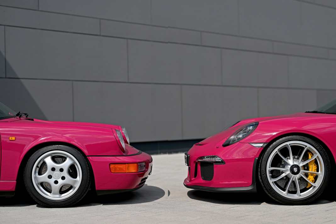 Treffen sich der 911 Carrera RS (964) und der 911 R (991) in der außergewöhnlichen Farbe Sternrubin, die ein Comeback feierte