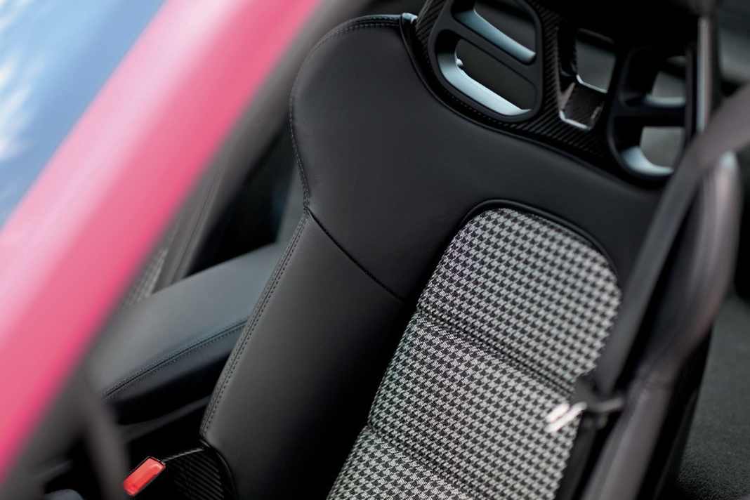 Eine Volllederausstattung wurde aus Gewichtsgründen nicht angeboten. Stattdessen legte Porsche den Hahnentritt-Stoff neu auf
