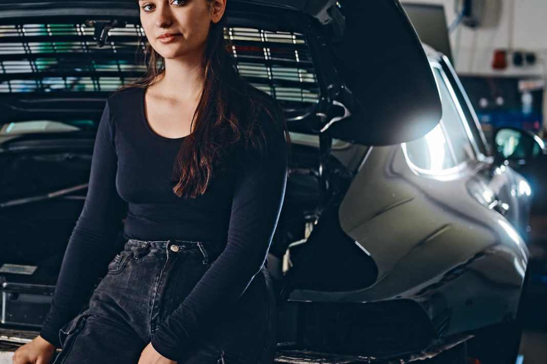 Selina Skramovsky an ihrem Arbeitsplatz mit dem 911 (993) eines Kunden