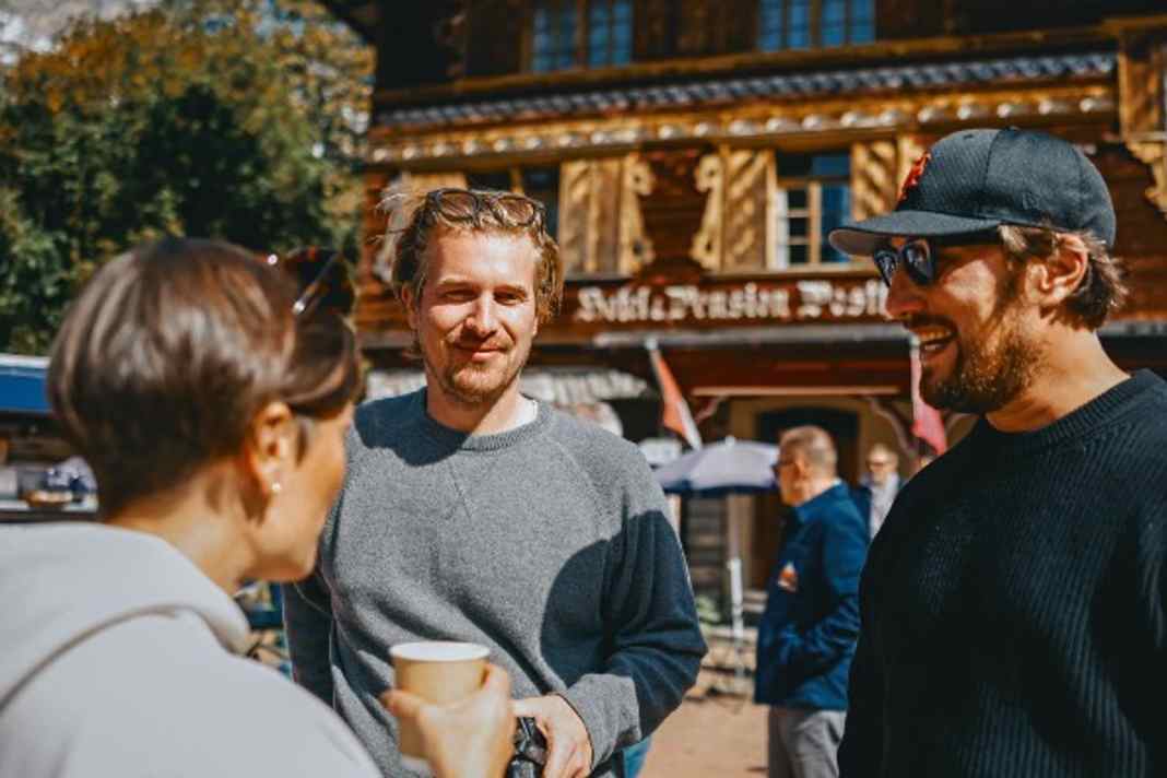 Coffee-Talk: Bianca Leppert tauscht sich mit Felix Bauermeister von Heizr und Ken Hake von Petro Surf aus (v. l.)