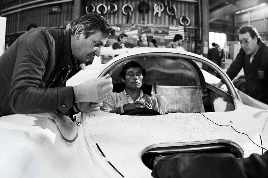 Norbert Singer und Jacky Ickx bei der Entwicklung des 956 in der Rennabteilung in Weissach