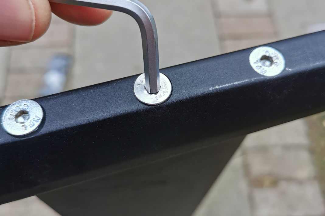 The hexagon socket screw at the connection between the mast and fuselage is worn out