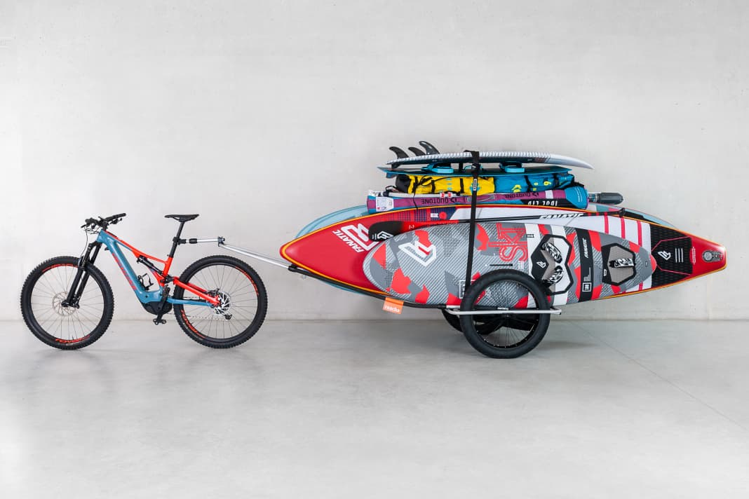 Mit dem Rad zum Spot und dennoch alles dabei: Der Fahrradanhänger Reacha Sport ist auf den Transport von Boards und anderem Equipment ausgelegt.