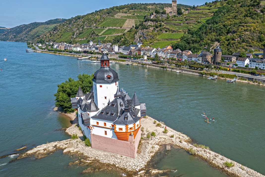Spektakuläre Landschaften und historische Bauten wohin man schaut.  Direkt im Wasser oder an den Hängen - wie hier Burg Pfalzgrafenstein und Burg Gutenfels.