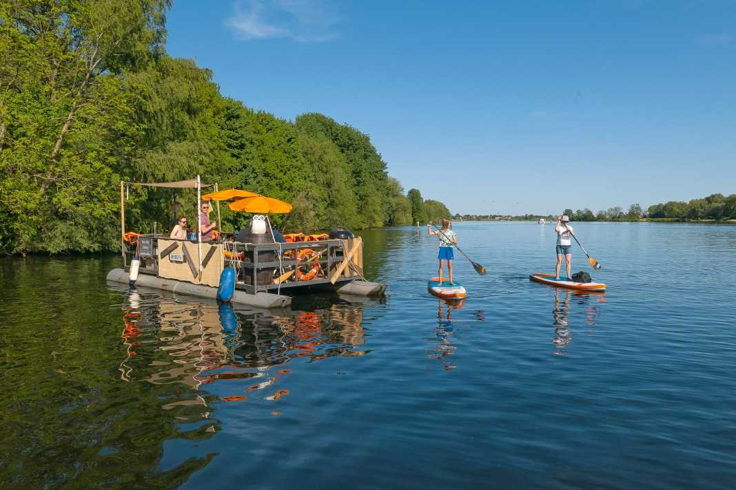 Die Dove-Elbe bietet nicht nur Ruhe. Hier haben ein paar sehr gut gelaunte Jungs eine „Water-BBQ“-Insel gemietet und machen an einem Sonntag  Nachmittag eine gute Party.